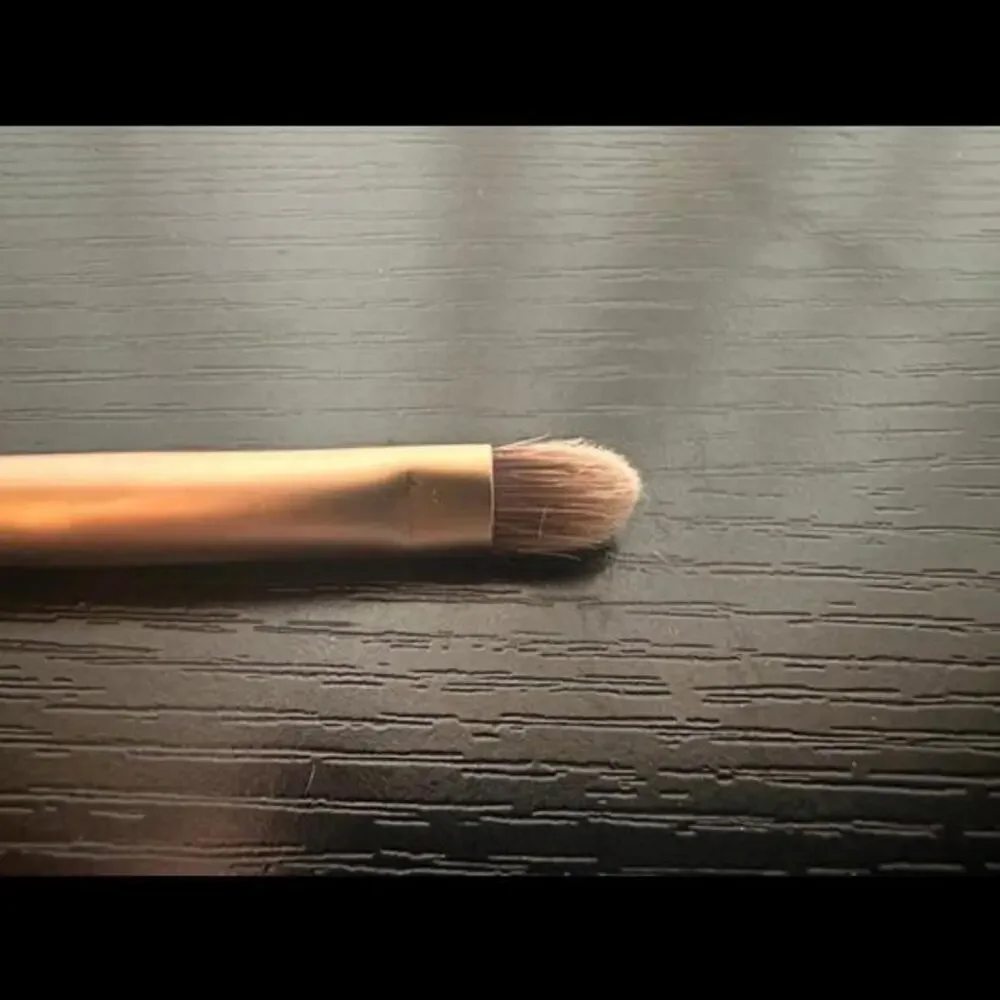 Double-Ended Makeup Brush - Versatile Eyeshadow and Blending Tool